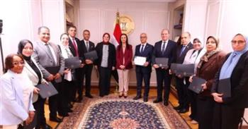   وزيرة التضامن تكرم الإدارة العامة للتسويق ولجنة متابعة الشكاوى لتميزهم خلال شهر أغسطس