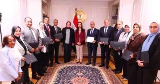 وزيرة التضامن تكرم الإدارة العامة للتسويق ولجنة متابعة الشكاوى لتميزهم خلال شهر أغسطس