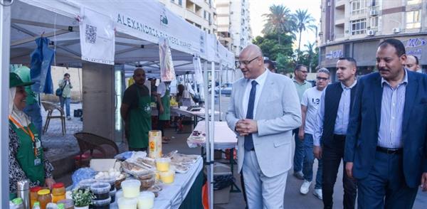 من المنتج للمستهلك.. محافظ الإسكندرية يتفقد سوق اليوم الواحد للمزارعين