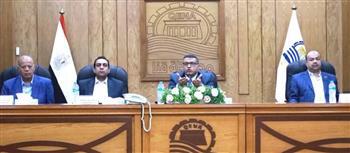 محافظ قنا تبحث شكاوى المواطنين وتفحص 260 طلبًا