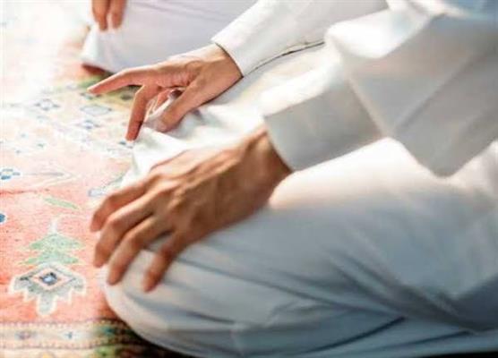 هل نسيان التشهد الأوسط يتطلب إعادة الصلاة؟