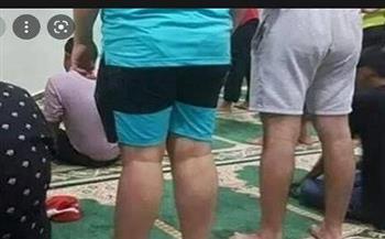   ما حكم الصلاة بشورت والفانلة الحمالات؟ أمين الفتوى يجيب
