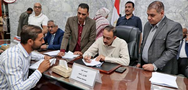 محافظ سوهاج يبحث مطالب المواطنين وحل مشكلاتهم