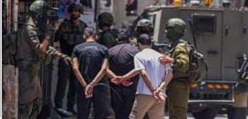 قوات الاحتلال تعتقل 30 فلسطينيًا وتواصل حملات المداهمة في الضفة الغربية