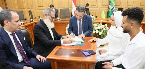 محافظ المنوفية يشارك عروسين يتيمين فرحتهما ويقدم دعمًا لبدء حياتهما