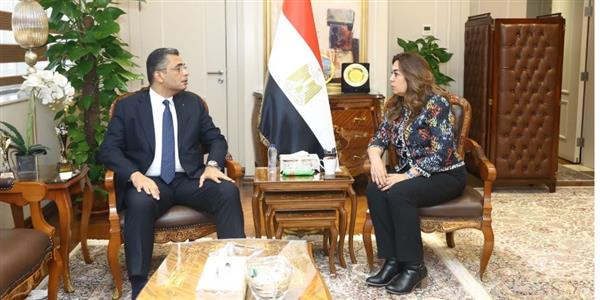 وزيرة التنمية المحلية تبحث مع محافظ البحر الأحمر الحفاظ على التنمية الحضارية والسياحية