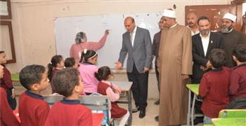 محافظ أسيوط يهنئ طلاب معهد عمر بن الخطاب الأزهري 