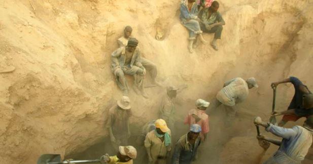انهيار منجم للذهب في السودان يسفر عن وفاة 60 شخصا 