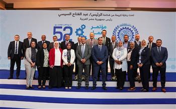 صورة لها معانٍ.. وزير العمل يلتقط صورة تذكارية مع "فريق الوزارة" في ختام مؤتمر العمل العربي