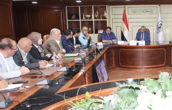 محافظ بني سويف يناقش مستجدات مشروعات حياة كريمة بقرى ببا وناصر