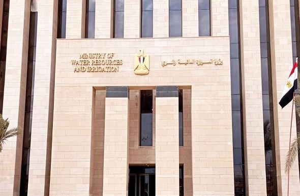 الري: تعدي سائق لودر بالردم على نهر النيل ببرجاية المنيا وإلزامة بإزالة المخالفة فورا