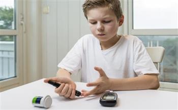 ازاي نتعامل مع طفل عنده السكر أو مرض مزمن؟.. مجدي بدران يوضح