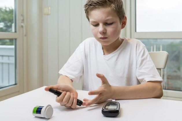ازاي نتعامل مع طفل عنده السكر أو مرض مزمن؟.. مجدي بدران يوضح