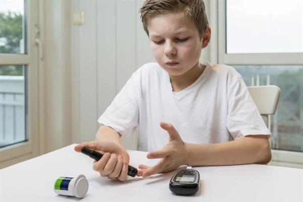 ازاي نتعامل مع طفل عنده السكر أو مرض مزمن؟.. مجدي بدران يوضح