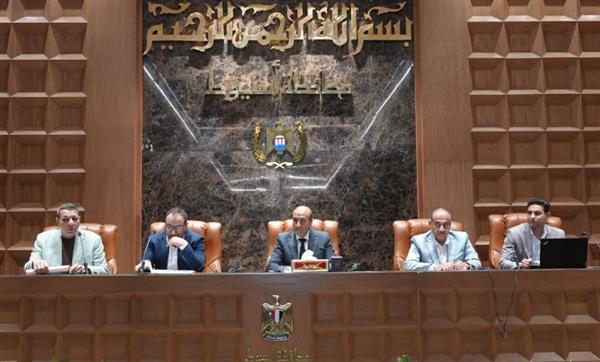 محافظ أسيوط يتابع معدلات تنفيذ مشروعات حياة كريمة