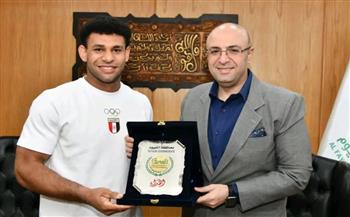   محافظ الفيوم يكرم اللاعب عبد الرحمن يونس بطل رفع الأثقال