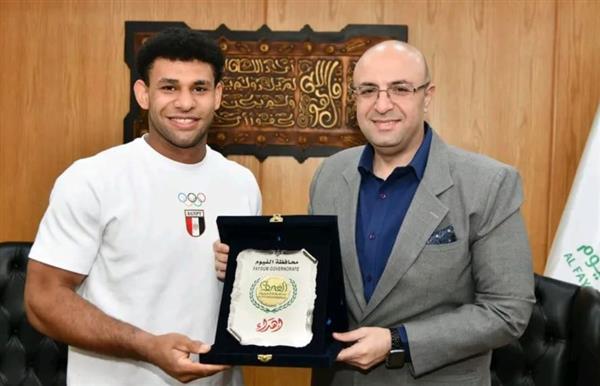 محافظ الفيوم يكرم اللاعب عبد الرحمن يونس بطل رفع الأثقال