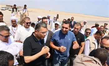 محافظ البحر الأحمر ووزير الشباب والرياضة يتفقدان قرية مرسى حميرة