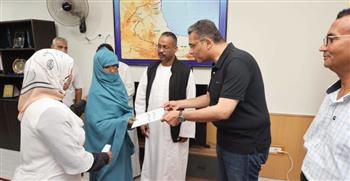   الدكتور وليد البرقي يسلم 5 عقود تمليك بالشلاتين ويوجه بتسليم 100 وحدة بدوية شهريًا