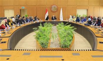   التعليم يضع قيادات القاهرة أمام مسئولياتها: "المتابعة من المكاتب لا تكفي.. انزلوا المدارس واعرفوا مشكلاتها"