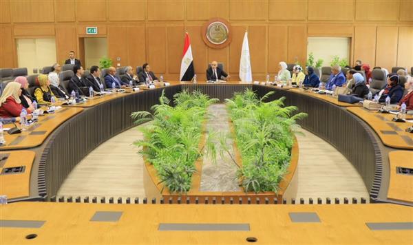 التعليم يضع قيادات القاهرة أمام مسئولياتها: "المتابعة من المكاتب لا تكفي.. انزلوا المدارس واعرفوا مشكلاتها"