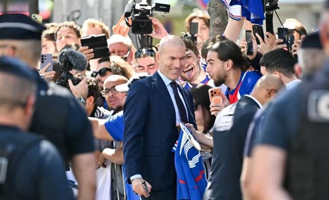 زيدان يعلن قائمته الأولى مع منتخب فرنسا