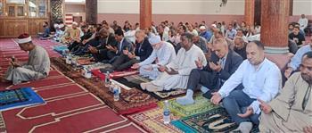 محافظ الأقصر يؤدي صلاة الجمعة بمسجد الهدى "منشتح" بالمنشأة العماري