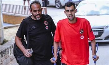 طبيب الأهلي يطمئن على يوسف بلعمري بعد جراحة الرباط الصليبي