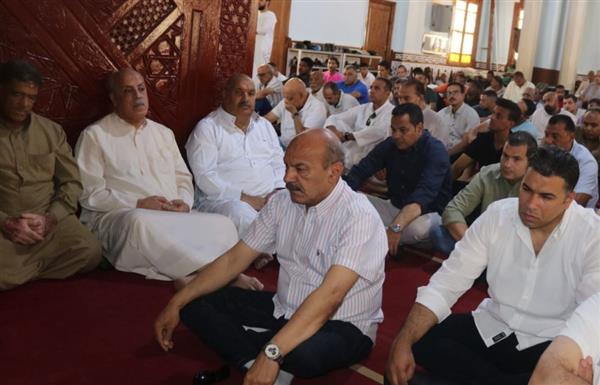 بحضور القيادات.. محافظ السويس يؤدي الجمعة وخطبة حول حظر التشهير