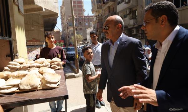 خلال جولته المفاجِئة.. محافظ السويس يوجه بتكثيف الرقابة على المخابز والأسواق