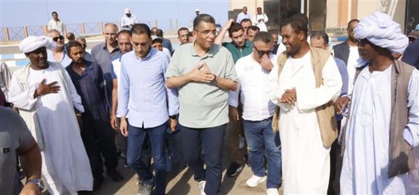 محافظ البحر الأحمر يستعرض تطوير محطة تحلية حلايب
