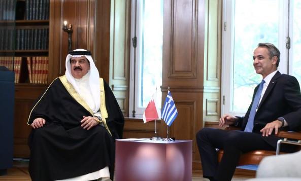 رئيس الوزراء اليوناني وملك البحرين يبحثان تعزيز الاستثمارات والتعاون الإقليمي