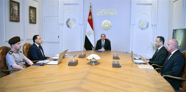 الرئيس السيسي يجتمع مع وزير الاتصالات ومدير إدارة الإشارة بالقوات المسلحة