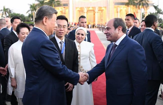 الرئيس السيسي وقرينته يودعان الرئيس الصيني شي جين بينج في مطار القاهرة