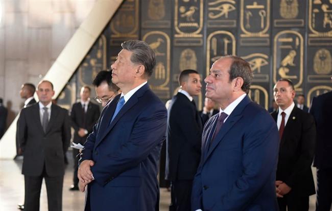 الرئيس السيسي وقرينته يصطحبان نظيره الصيني وقرينته في جولة بالمتحف المصري الكبير