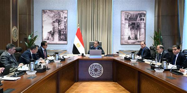 مدبولي يتابع توافر الأدوية والمستلزمات الطبية بمختلف المستشفيات