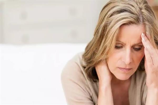 اضطرابات النوم في سن اليأس.. أسباب الأرق والهبات الساخنة وطرق النوم بشكل أفضل