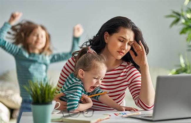ضغوط الأمومة.. عندما تشعر الأم أنها لا تفعل ما يكفي
