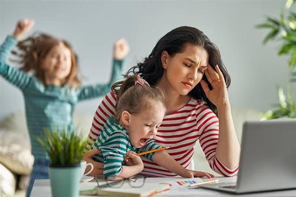 ضغوط الأمومة.. عندما تشعر الأم أنها لا تفعل ما يكفي