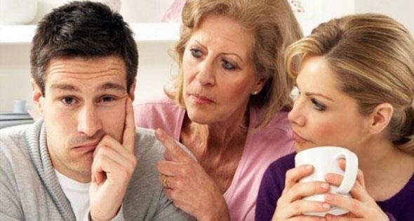 تأثر الزوج برأي والدته.. متى يتحول الأمر من البر إلى مشكلة في الحياة الزوجية؟