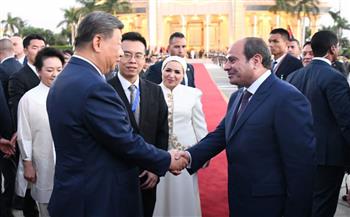   الرئيس السيسي وقرينته يودعان الرئيس الصيني شي جين بينج في مطار القاهرة