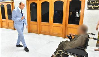 محافظ أسيوط يستجيب لمواطن من ذوي الهمم ويسلمه كرسيًا متحركًا كهربائيًا