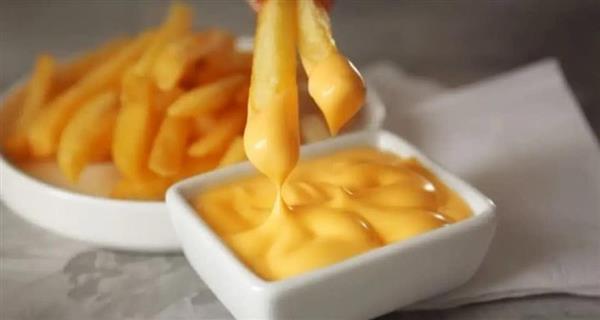 بمكونات بسيطة.. طريقة عمل صوص الجبنة الشيدر الكريمي في المنزل