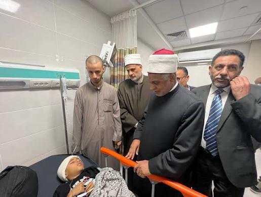 رئيس قطاع المعاهد الأزهرية يتفقد الحالة الصحية لتلاميذ معهد نور الإسلام الخاص إثر حادث الأتوبيس