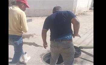 استمرار أعمال إصلاح أعطال الصرف الصحي بمدينة العريش