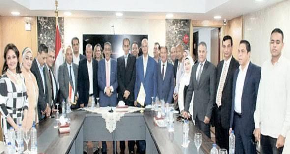 وزير الإعلام ورؤساء تحرير المواقع: منع تصوير الجنازات والعزاءات