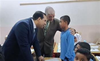   نائب محافظ قنا يتفقد عددًا من المدارس