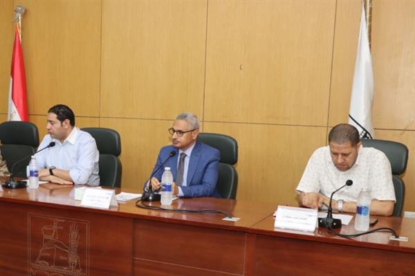 محافظ بني سويف يعقد اجتماعًا تنسيقيًا استعدادًا لتدريبات التعامل مع المواقف الطارئة