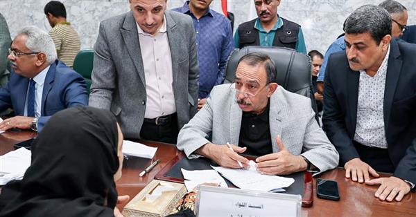 محافظ سوهاج يستمع لمطالب المواطنين ويبحث حل مشكلاتهم