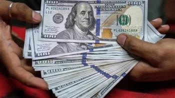   الدولار يهبط أمام الجنيه.. تعرف على أسعاره بالبنوك